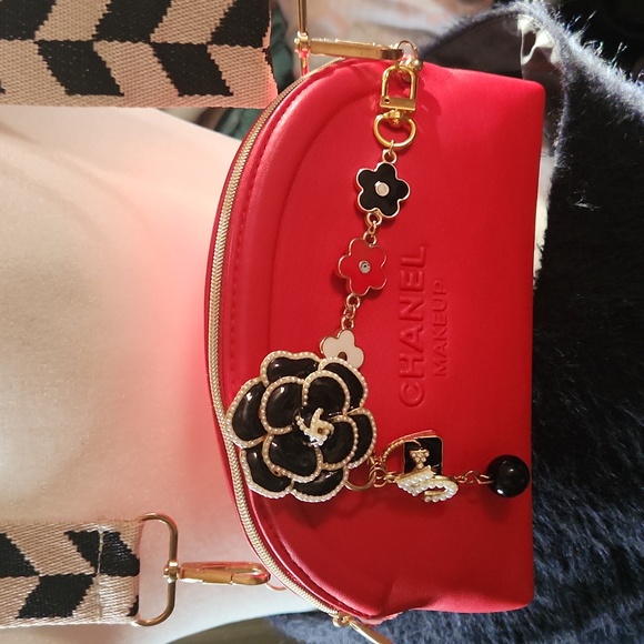 CHANEL MAKEUP POUCH RESERVED - Picture 1 of 5